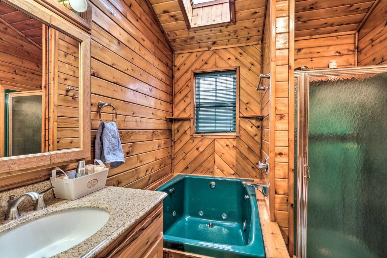 Henryville Home With Hot Tub About 5 Mi To Camelback! Bagian luar foto